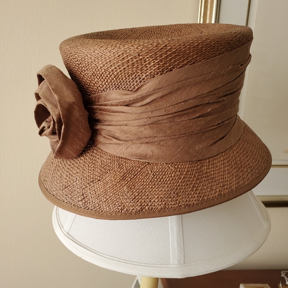 Charming Hat of silk and fine straw NWT - Picture 2 of 5